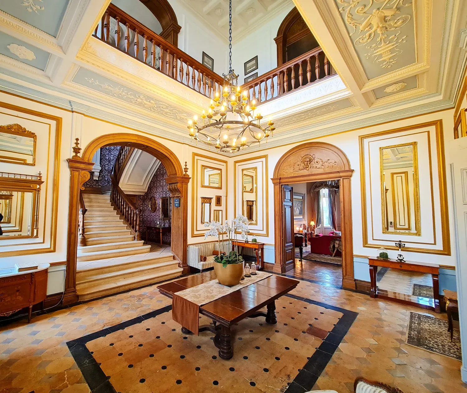 The entrance hall and its monumental staircase